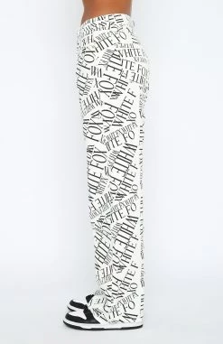 Sort Through It Mid Rise Straight Leg Printed Jeans White 8 Sort Through It Mid Rise Straight Leg Printed Jeans White -Outlet The Lounge Vibe Store 2.3.2310282