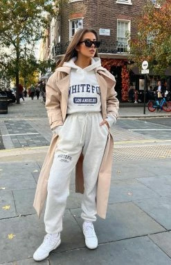 Feeling Fine Trench Coat Beige -Outlet The Lounge Vibe Store 313207926 968111727366142 5490534651006854498 n cfb28db3 f40c 46e5 a79d 1b63a7ef3785