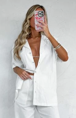 Comes In Waves Shirt White 10 Comes In Waves Shirt White -Outlet The Lounge Vibe Store COMES IN WAVES SHIRT ON THE LOOK OUT LINEN PANTS 13.06.23 08