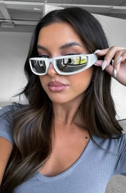 Delilah Sunglasses Silver -Outlet The Lounge Vibe Store DELILAH SUNGLASSES 02.05.23 03