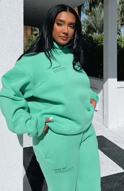 She's A Baddie Hoodie Jolly Green -Outlet The Lounge Vibe Store IMG 2833 739960e0 31bc 4f9b a9a3 a0cd46855707