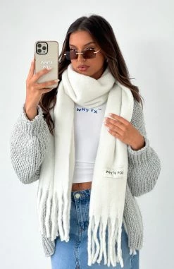 Winter Warmth Oversized Scarf White 7 Winter Warmth Oversized Scarf White -Outlet The Lounge Vibe Store IMG 44752