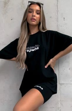 Catching Feelings Tee Black -Outlet The Lounge Vibe Store IMG 7889copy