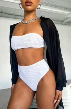 Secrets Out Mesh Bandeau Crop White -Outlet The Lounge Vibe Store TOTAL MOOD MESH HOT PANTS 041022 05